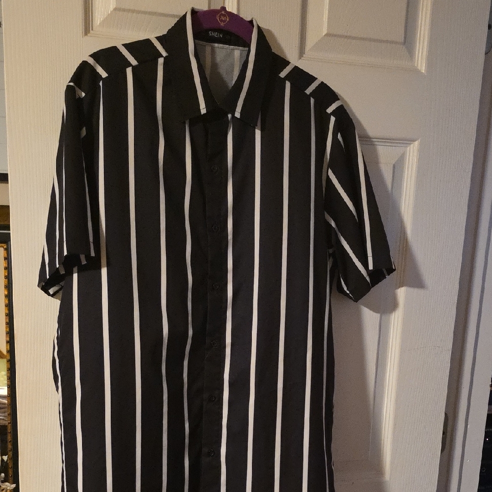 SHEIN Men's Black and White Vertical Striped Shirt